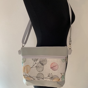 Készleten! Világosszürke eukaliptusz mintás crossbody / válltáska/ keresztpántos táska/ oldaltáska - táska & tok - kézitáska & válltáska - vállon átvethető táska - Meska.hu