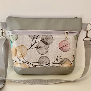 Készleten! Világosszürke eukaliptusz mintás crossbody / válltáska/ keresztpántos táska/ oldaltáska, Táska & Tok, Kézitáska & válltáska, Vállon átvethető táska, Varrás, Bőrművesség, MESKA