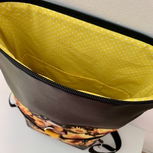 Rolltop Méhecske-napraforgó mintás Vízálló-Hátizsák-Hátitáska - táska & tok - hátizsák - roll top hátizsák - Meska.hu