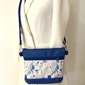 Kék-színes virágos crossbody / válltáska/ keresztpántos táska/ oldaltáska - táska & tok - kézitáska & válltáska - vállon átvethető táska - Meska.hu