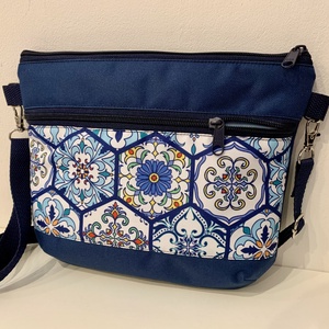  Crossbody Portugál csempe mintás válltáska/ keresztpántos táska/ oldaltáska            , Táska & Tok, Kézitáska & válltáska, Vállon átvethető táska, Varrás, Egy újabb fazonú táskát terveztem :) 
Elfér benne egy pénztárca, A/5-ös könyv, neszesszer, telefon,..., MESKA