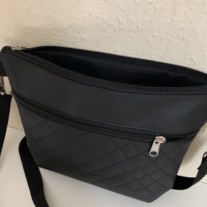 Elegáns fekete textilbőr crossbody / válltáska/ keresztpántos táska/ oldaltáska - táska & tok - kézitáska & válltáska - vállon átvethető táska - Meska.hu