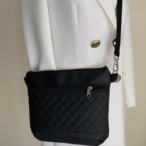 Elegáns fekete textilbőr crossbody / válltáska/ keresztpántos táska/ oldaltáska - táska & tok - kézitáska & válltáska - vállon átvethető táska - Meska.hu