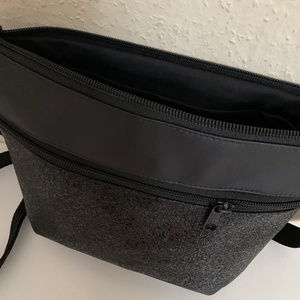 Elegáns fekete textilbőr crossbody / válltáska/ keresztpántos táska/ oldaltáska - táska & tok - kézitáska & válltáska - vállon átvethető táska - Meska.hu