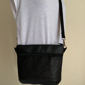 Elegáns fekete textilbőr crossbody / válltáska/ keresztpántos táska/ oldaltáska - táska & tok - kézitáska & válltáska - vállon átvethető táska - Meska.hu