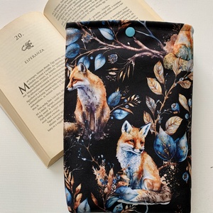 Bélelt könyvtok Rókák az éjszakában mintás, ebook tok, tablet tok, Könyv & Zene, Könyvtok, Varrás, Egyedi, vízlepergetős  könyvvédő tok. 
Róka mintás vízhatlan szövet, barna vízhatlan vászon pamut t..., MESKA
