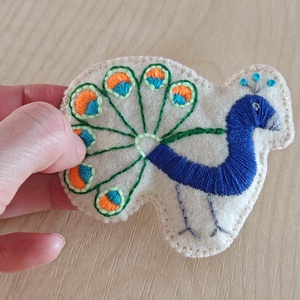 Páva kitűző, Ékszer, Kitűző és Bross, Hímzés, Varrás, MESKA