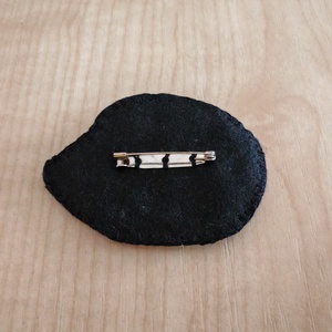 Süni kitűző - ékszer - kitűző és bross - Meska.hu