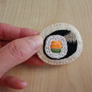 Maki sushi tekercs kitűző - ékszer - kitűző és bross - Meska.hu