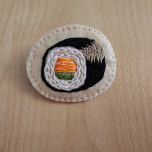Maki sushi tekercs kitűző - ékszer - kitűző és bross - Meska.hu