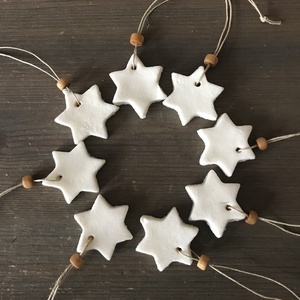 csillagok,- függeszthető dísz, Karácsony, Otthon & Életmód, Adventi díszek, Adventi ablakdekoráció, Mindenmás, 19 darab függeszthető, rusztikus, fehér színű csillag fa golyócskával, madzagra fűzve.
Beltéri deko..., MESKA