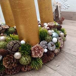 Adventi koszorú arany színű gyertyákkal - karácsony - adventi díszek - adventi koszorú - Meska.hu