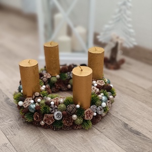 Adventi koszorú arany színű gyertyákkal - karácsony - adventi díszek - adventi koszorú - Meska.hu