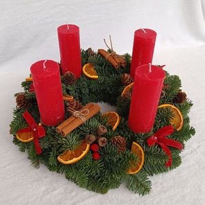Élőfenyő adventi koszorú piros színű gyertyákkal - Meska.hu