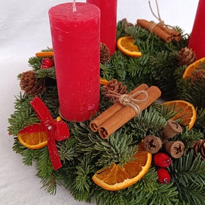 Élőfenyő adventi koszorú piros színű gyertyákkal - karácsony - adventi díszek - adventi koszorú - Meska.hu