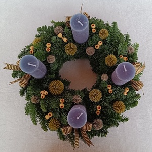 Élőfenyő adventi koszorú kék színű gyertyákkal - karácsony - adventi díszek - adventi koszorú - Meska.hu