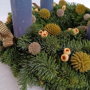 Élőfenyő adventi koszorú kék színű gyertyákkal - karácsony - adventi díszek - adventi koszorú - Meska.hu