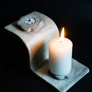 Kerámia gyertyatartó fekete és fehér virágos - karácsony - karácsonyi lakásdekoráció - ünnepi asztaldekoráció - Meska.hu