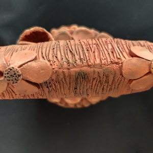 Kerámia kút vödörrel, Otthon & Életmód, Ház & Kert, Kerti dísz, Agyagozás, Kerámia, Vörös agyagból készült, 1x égetett kerámia kút. Magassága 13 cm, szélessége 12 cm. A talpa 10.5cm x..., MESKA