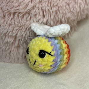 Horgolt plüss szivárvány méhecske � - játék & sport - plüssállat & játékfigura - méhecske - Meska.hu