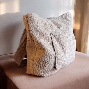 Bézs plüss táska, Táska & Tok, Kézitáska & válltáska, Nagy pakolós táska, Varrás, MESKA