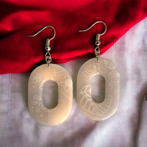 189. Áttetsző fehér virágmintás ovális egyedi fülbevaló, Ékszer, Fülbevaló, Lógó fülbevaló, Ékszerkészítés, Gyurma, MESKA
