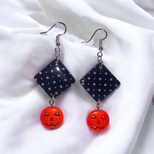 34. Fekete alapon fehér pöttyös négyzetalakú halloweeni fülbevaló sütőtökkel - Meska.hu
