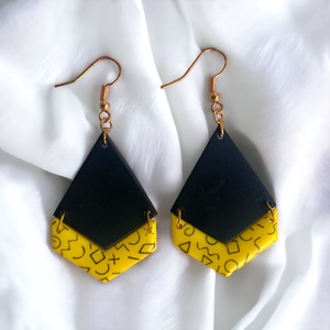 140. Fekete sárga mintás rombuszalakú fülbevaló, Ékszer, Fülbevaló, Lógó fülbevaló, Ékszerkészítés, Gyurma, MESKA