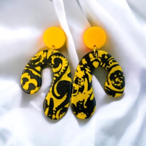 Sárga és fekete majdnem patkóalakú egyedi mintázatú bedugós fülbevaló - Meska.hu