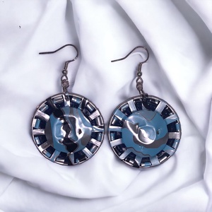 41. Kék és fekete mintás Nespresso kapszulából készült kerek fülbevaló  - Meska.hu