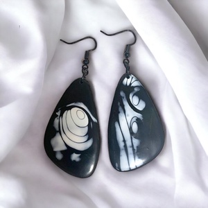 114. Fekete-fehér kagylóalakú fülbevaló - Meska.hu