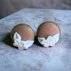 Réz alapon drapp fülbevaló fehér virággal - Meska.hu