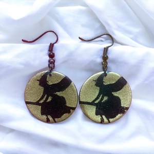 Fekete alapon repülő boszorkány fülbevaló - Meska.hu