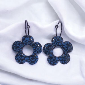 231. Fekete és kék virágalakú, karikán lógó fülbevaló, Ékszer, Fülbevaló, Lógó fülbevaló, Ékszerkészítés, Gyurma, MESKA