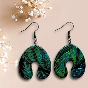 399. Fekete alapon zöldes-kék tollmintás fülbevaló, Ékszer, Fülbevaló, Lógó fülbevaló, Ékszerkészítés, Gyurma, MESKA