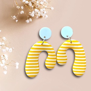 415. Sárga csíkos fehér bedugóval, Ékszer, Fülbevaló, Lógó fülbevaló, Gyurma, MESKA