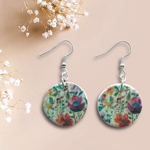 426. Virágos rét a fülbevalón, Ékszer, Fülbevaló, Lógó fülbevaló, Gyurma, MESKA