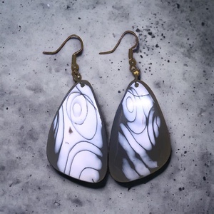 452. Fekete-fehér kagylóalakú fülbevaló, Ékszer, Fülbevaló, Lógó fülbevaló, Gyurma, MESKA