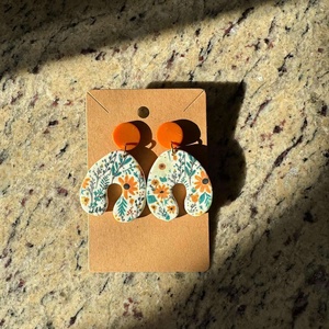 464. Virágos rét a fülbevalón, Ékszer, Fülbevaló, Lógó fülbevaló, Gyurma, MESKA