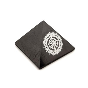 Shungit piramis sri yantra ezüst matricás 6cm, Kellékek & szerszámok, Ásvány alapanyag, Shungit piramis, , MESKA