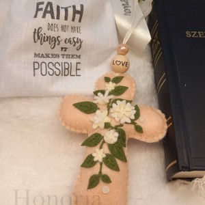 Kereszt, filc virágokkal-Bibliai igés zsákban-LOVE-barack - otthon & életmód - vallás - kereszt - Meska.hu