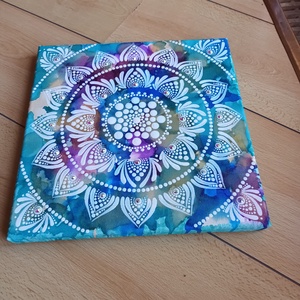 Egyedi mandala, kék, lila, zöld alapon fehér színnel festve, kristályokkal díszítve.  - otthon & életmód - dekoráció - spiritualitás - mandala - Meska.hu