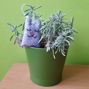 Lila pöttyös maci levendulapárna - otthon & életmód - lakástextil - párna & párnahuzat - Meska.hu