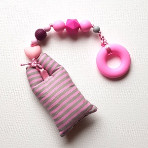 Rózsaszín szilikon rágcsalánc szürke textil nyuszival - csörgős - játék & sport - 3 éves kor alattiaknak - rágóka - Meska.hu