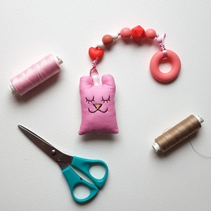 Szilikon rágcsalánc rózsaszín textil macival - csörgős - játék & sport - 3 éves kor alattiaknak - rágóka - Meska.hu