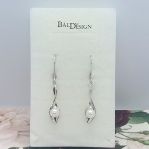 Lógós fülbevaló gyönggyel - Meska.hu