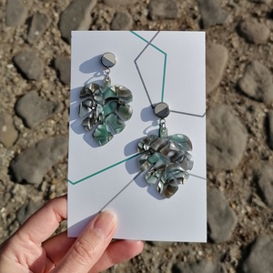MONSTERA+ beton+akril fülbevaló - ezüst, Ékszer, Fülbevaló, Csillár fülbevaló, Ékszerkészítés, Festett tárgyak, MESKA