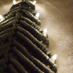 Makramé világító karácsonyi ablakdísz, falidísz - fenyőfa - otthon & életmód - dekoráció - Meska.hu