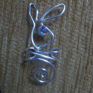 Playboy nyuszis fülgyűrű swarovski kristállyal, Ékszer, Fülbevaló, Fülékszer, Ékszerkészítés, Fémmegmunkálás, MESKA