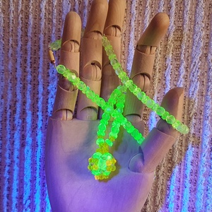 Eredeti UV reaktív cseh uránüveg nyaklánc #23009 - ékszer - nyaklánc - bogyós nyaklánc - Meska.hu